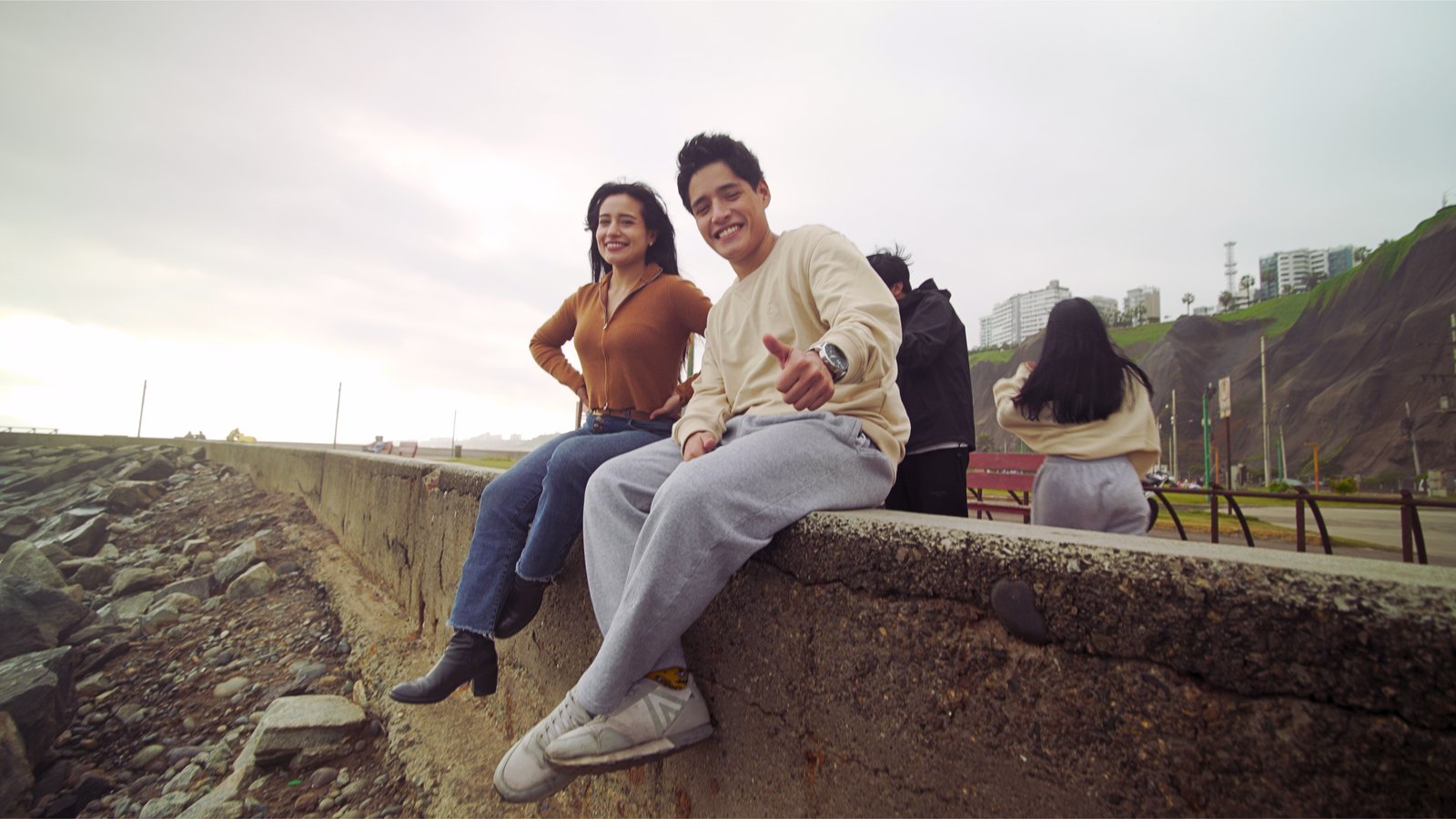 El elenco entre escenas